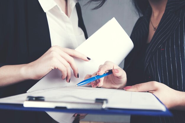 Foto due donne di affari che lavorano