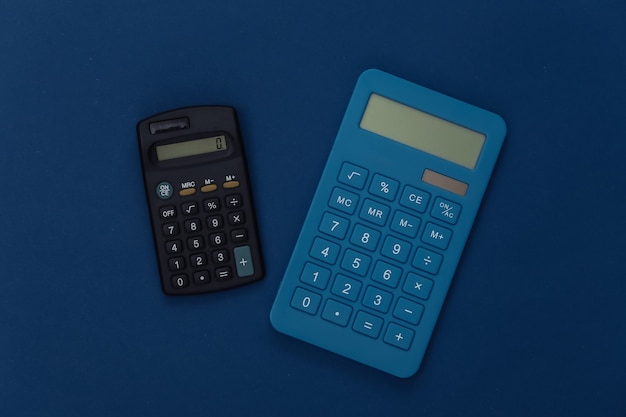 古典的な青い背景の2つの電卓。カラー2020。上面図。