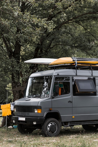 写真 木の下にcampervanの2つのカヌー