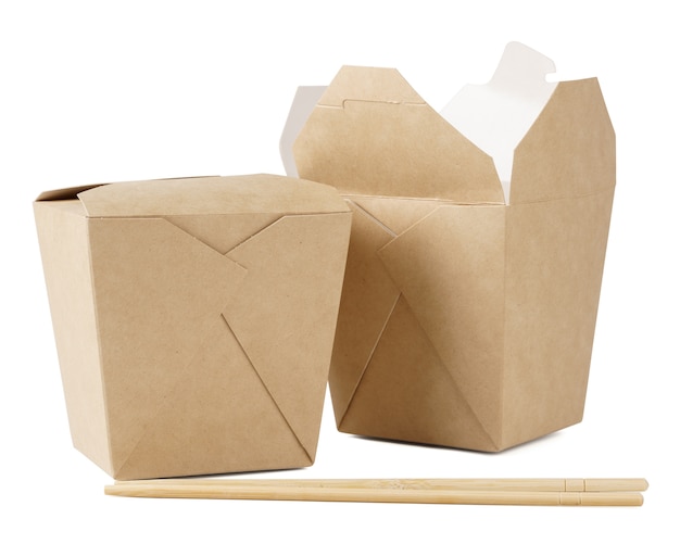 Foto due contenitori di cartone per cibo da asporto e bacchette su bianco isolato. concetto di consegna fast food.