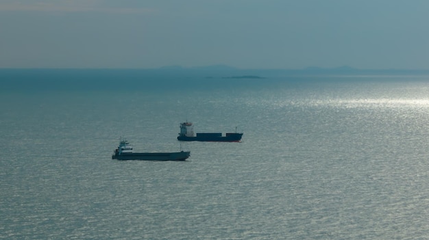 写真 海に浮かぶ2隻の貨物船 ⁇