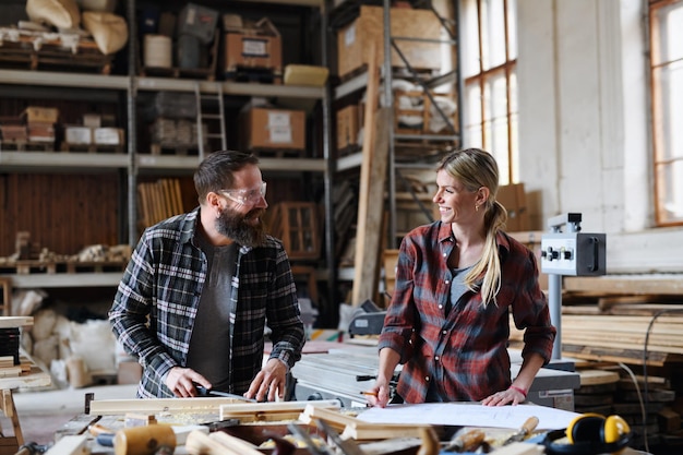 Фото Два плотника, мужчина и женщина, разговаривают о дизайне продуктов. концепция малого бизнеса.