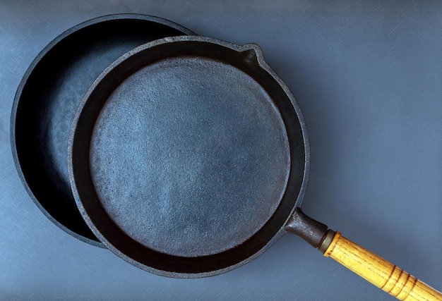 Photo the two cast iron frying pans over the dark background flat lay