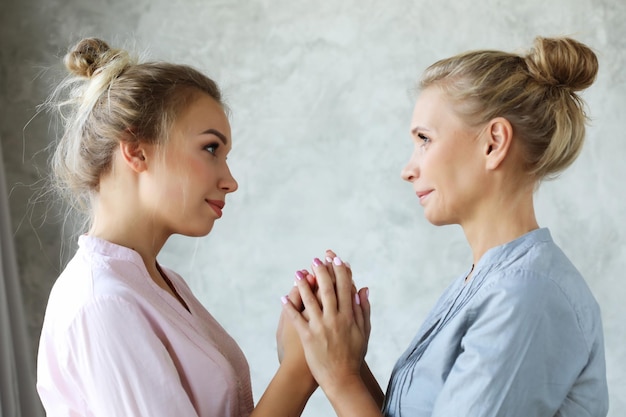 Foto due affascinanti adorabili meravigliosi sognanti cara cara bella allegra eccitata gioiosa mamma e figlia sensibile