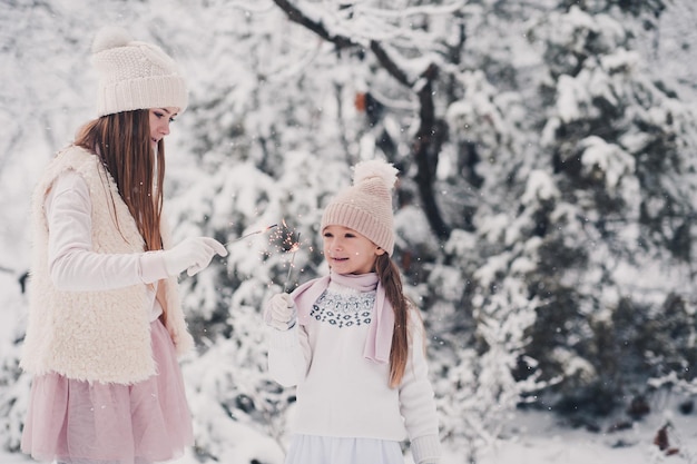 Due bambine si divertono nella neve all'aperto