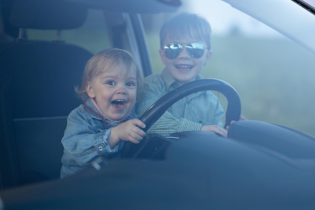 2人の子供が車を運転しています