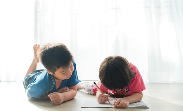 사진 숙제를 함께 하는 두 아이 아이 쓰기 종이