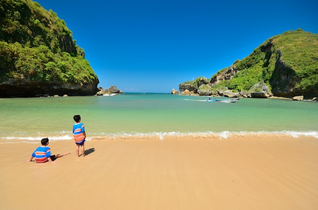 Foto due bambini che giocano sulla spiaggia