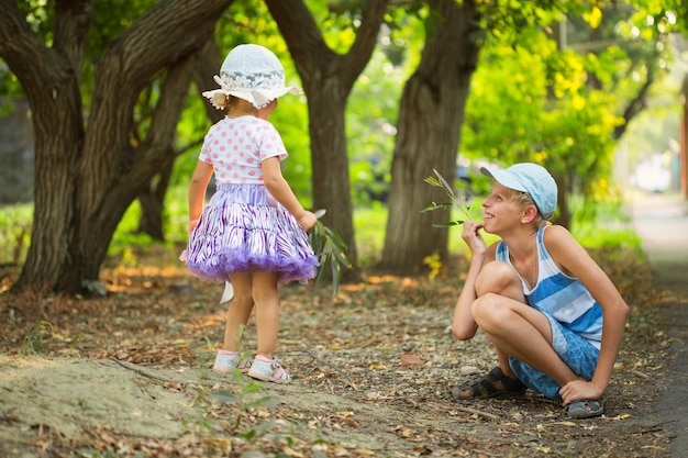 写真 公園で遊んでいる2人の子供