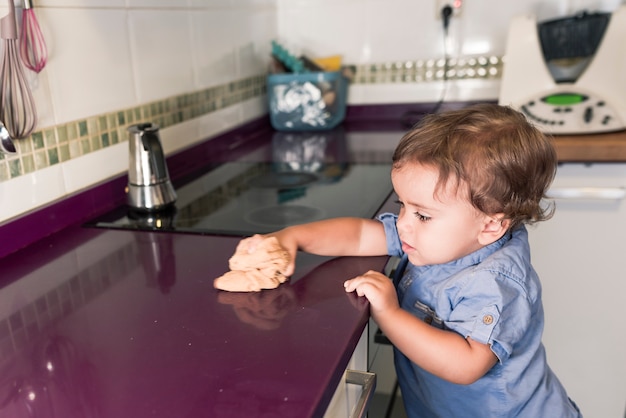 Due bambini che preparano frittelle con un robot da cucina.