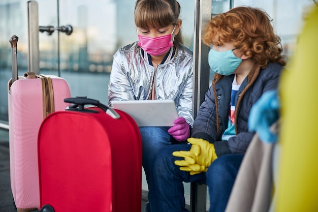 Foto due bambini che guardano l'immagine sul tablet