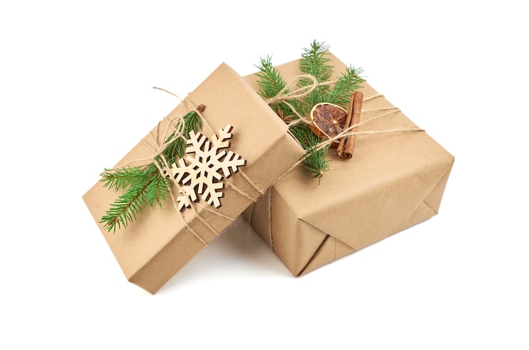 Photo two christmas gift boxes with fir tree branch and festive decorations
