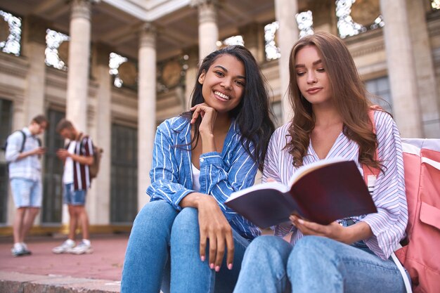 Due compagni di classe per strada in una grande occasione nel mezzo della giornata in attesa dell'inizio delle lezioni