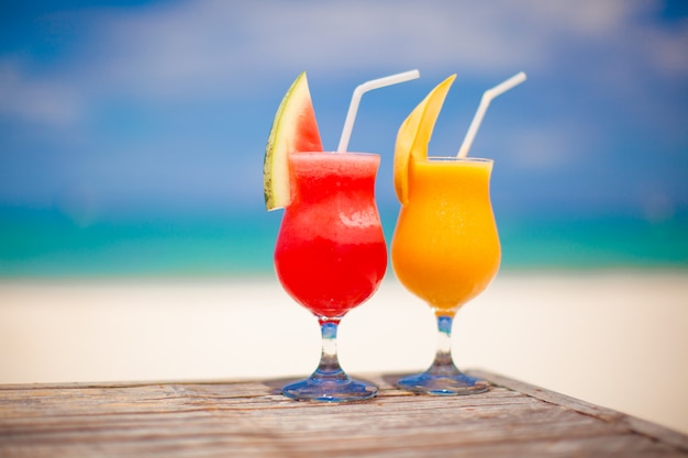 Due cocktail: anguria fresca e mango sullo sfondo del meraviglioso mare turchese