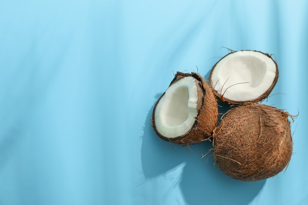 Два кокоса, один из которых разделен по цвету