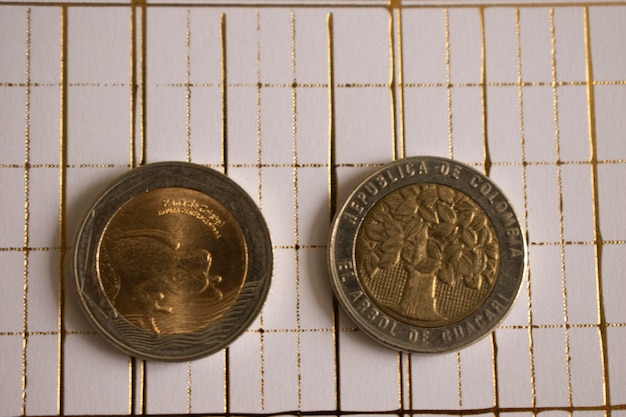 テーブルの上に「そのうちの 1 つ」という言葉が書かれた 2 枚のコイン。