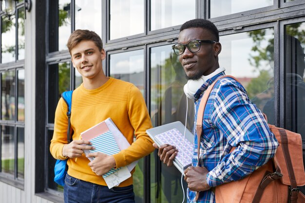 2つの大学生の屋外