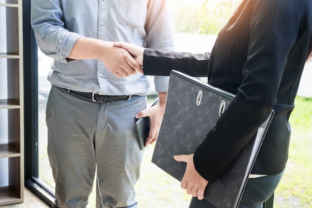 Due uomini d'affari fiduciosi stringendo la mano durante una riunione in ufficio, il successo, il commercio, il saluto e il concetto di partner.