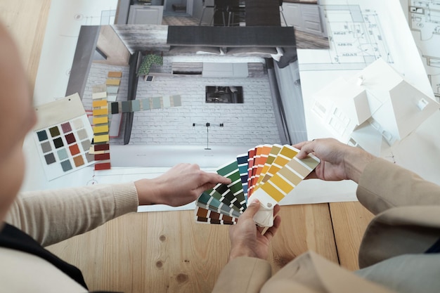Два современных архитектора или дизайнера интерьера выбирают цвет