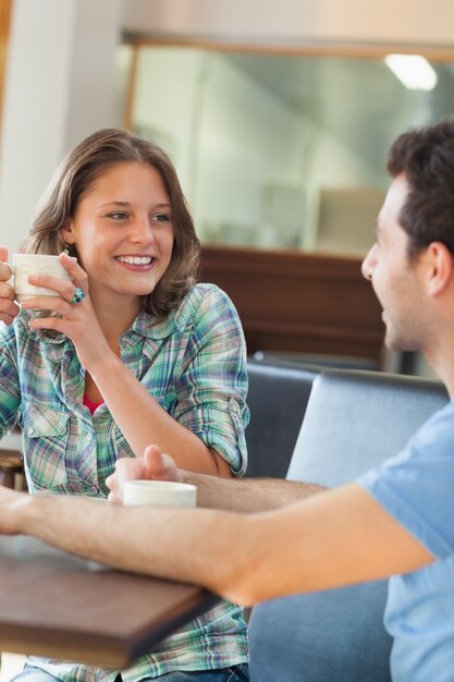 Foto due studenti soddisfatti con una tazza di caffè