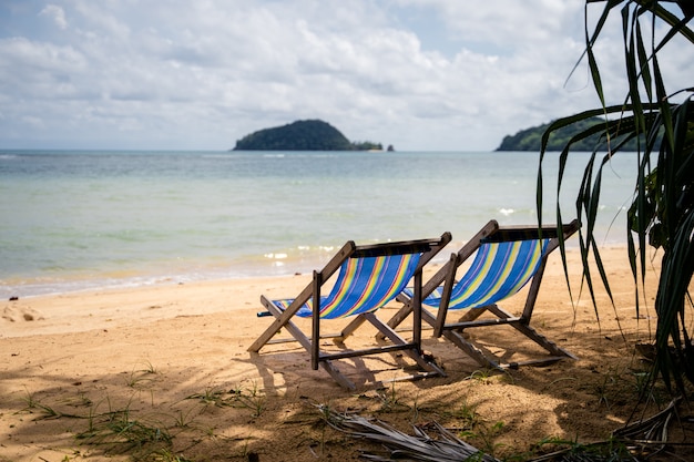 Foto due culle sulla spiaggia