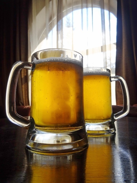 Две пинты крафтового пива на столе — подробное стоковое фото для вертикальной истории