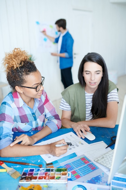 Due giovani donne creative che lavorano in ufficio