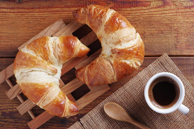 Due croissant e un caffè.