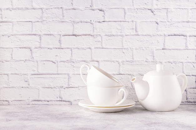 Фото Две чашки и чайник для утреннего чая.