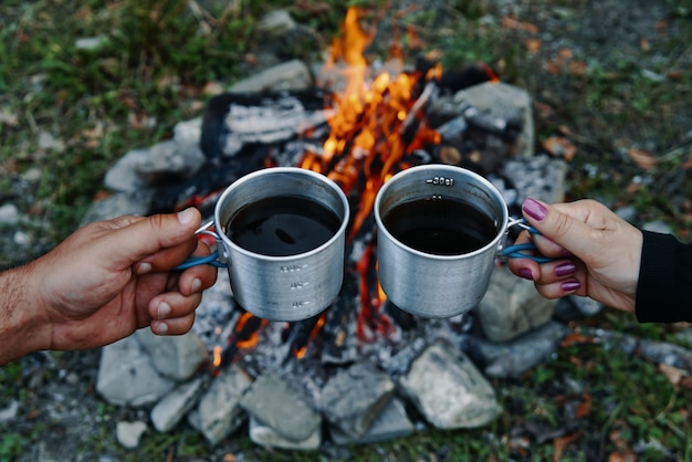 자연의 캠프 파이어에서 커피 두 잔.