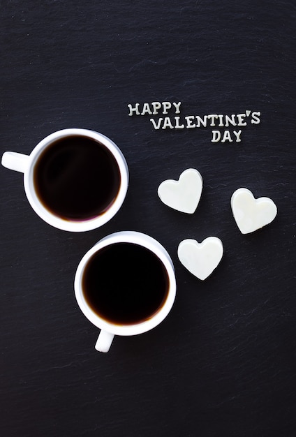 심장 해피 발렌타인 데이에 커피와 사탕 두 잔