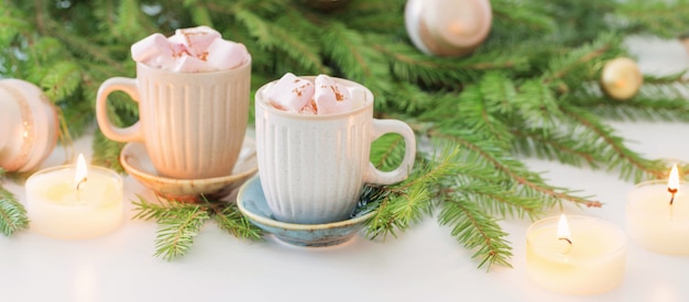 Photo two cups of coffee with  marshmallow and christmas fir branches