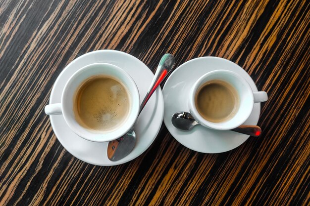 Фото Две чашки капучино на столе в кафе