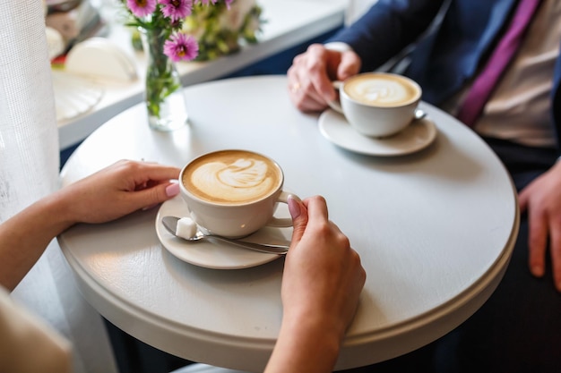 Фото Две чашки кофе на столе в кафе