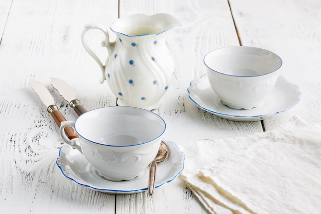 Photo two cups for tea in a beautiful dish