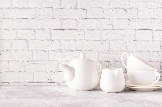 Foto due tazze e teiera per il tè del mattino