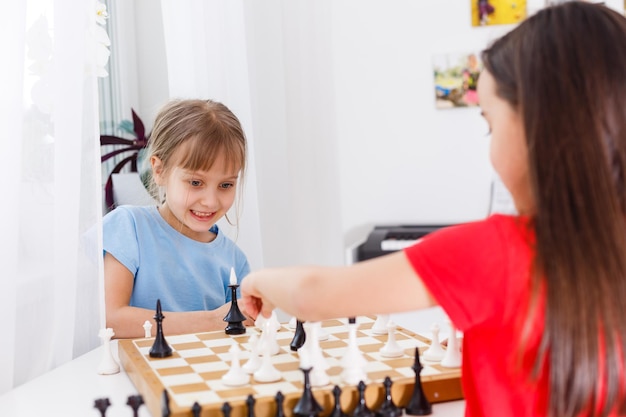 家でチェスをしている2人のかわいい子供たち