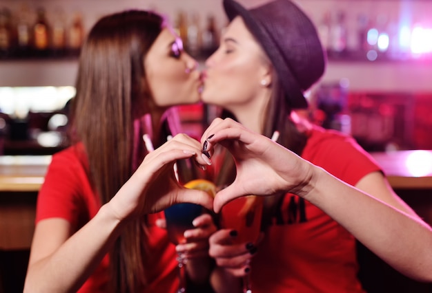 Разговоры пьяных лесбиянок. Поцелуй подружек. Целуются в кафе. Подружки целуются в клубе. Фотосессия с подругами идеи в кафе.