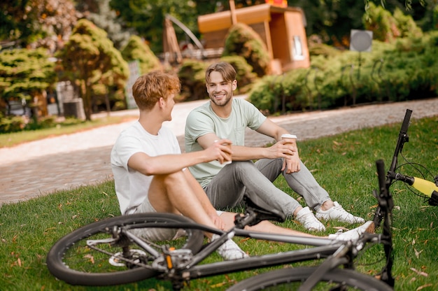 Два велосипедиста, перерыв на кофе на улице