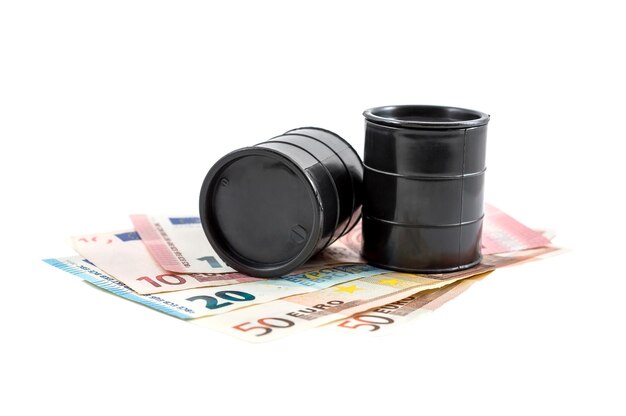白のビジネスコンセプトにユーロ紙幣と2つの装飾的な黒の石油バレル