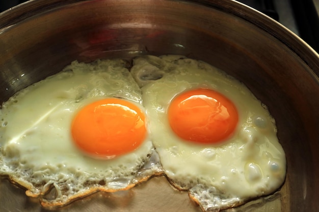 프라이팬에 두 개의 맛있는 써니 사이드 업 계란