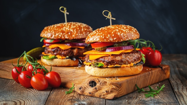 Due deliziosi hamburger di manzo fatti in casa.