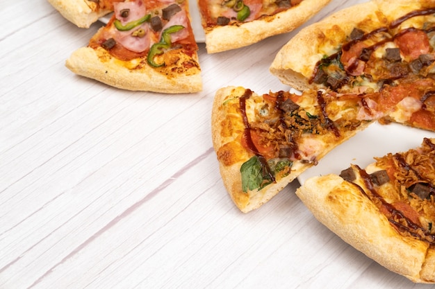 밝은 나무 배경에 두 개의 다른 맛있는 대형 피자.