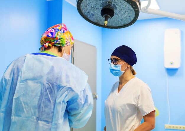 Two doctors discuss before surgery