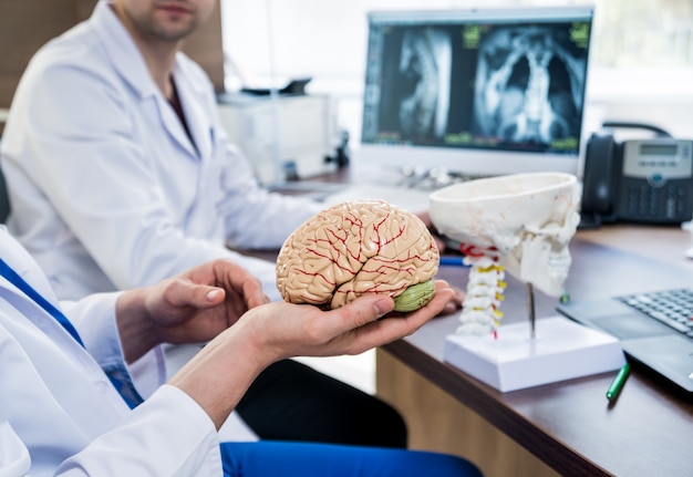 Foto due medici che hanno consiglio medico in ospedale. discutere di problemi medici prima dell'intervento chirurgico al cervello