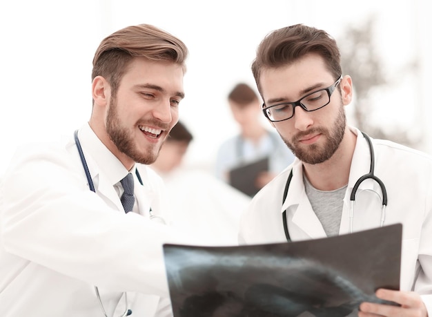 Два врача смотрят на рентген — концепция здоровья