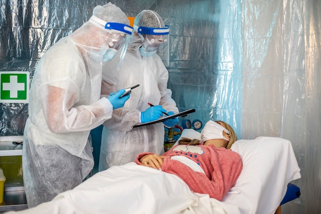 Photo two doctors in protective suits are ready to make the diagnosis. corona virus epidemic