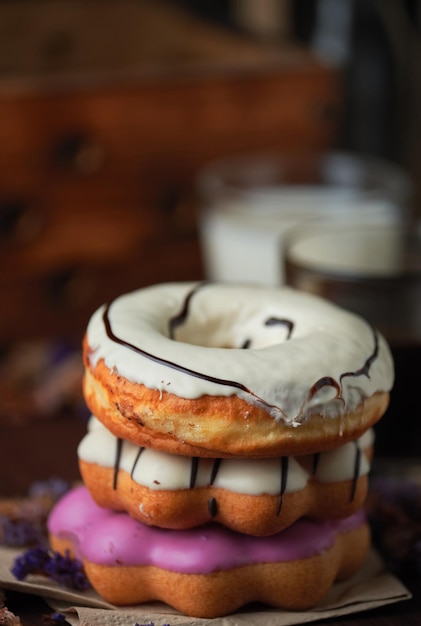 흰색 설탕을 입힌 두 개의 도넛이 서로 위에 쌓여 있습니다.