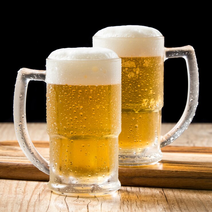 Photo 木製のテーブルに2つのドラフトビールジョッキ