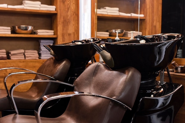 Photo two empty chairs in barber shop